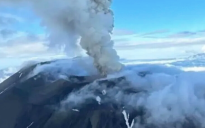 VOLCÁN RUSO KRASHENINNIKOV ENTRA EN ERUPCIÓN POR PRIMERA VEZ EN 600 AÑOS