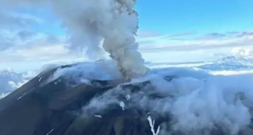 VOLCÁN RUSO KRASHENINNIKOV ENTRA EN ERUPCIÓN POR PRIMERA VEZ EN 600 AÑOS