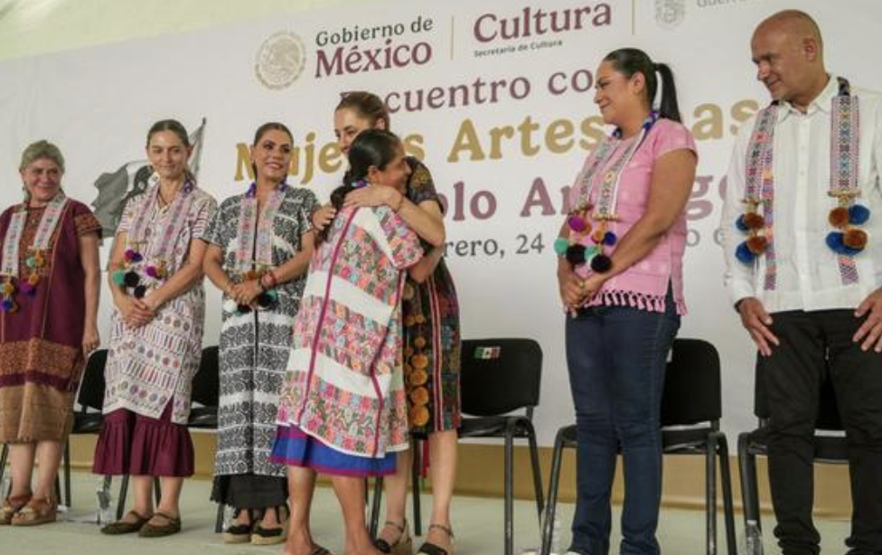 SHEINBAUM ENTREGA CRÉDITOS A LA PALABRA A MUJERES ARTESANAS DEL PUEBLO AMUZGO