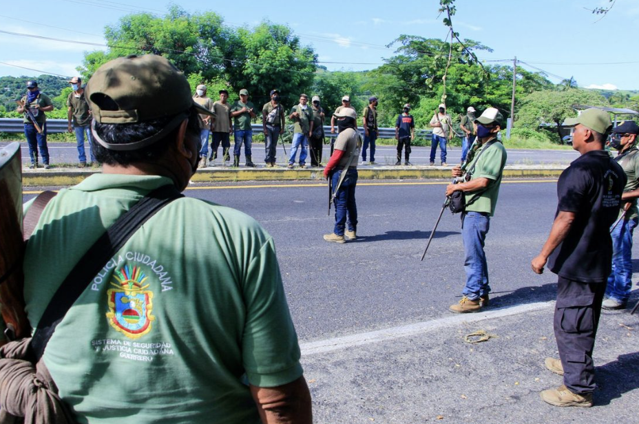 INDÍGENAS DE AYUTLA SE ‘LEVANTAN EN ARMAS’ TRAS MASACRE DE 13 MIEMBROS DE LA UPOEG