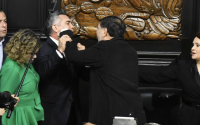 `ALITO` MORENO AGREDE A GOLPES AL PRESIDENTE DEL SENADO GERADO FERNÀNDEZ NOROÑA 