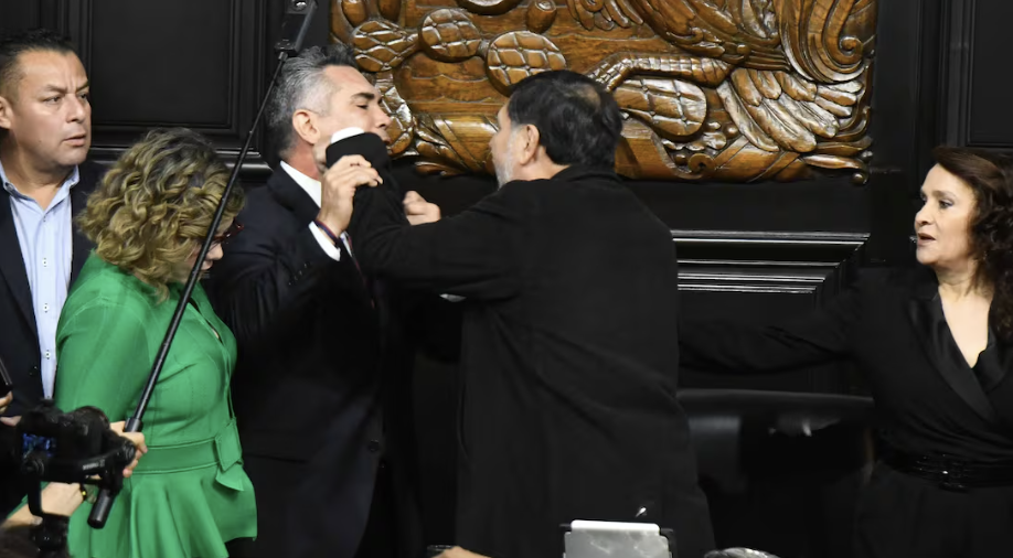 `ALITO` MORENO AGREDE A GOLPES AL PRESIDENTE DEL SENADO GERADO FERNÀNDEZ NOROÑA 