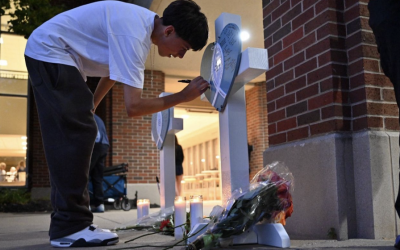 TIROTEO DEJA DOS NIÑOS MUERTOS Y 17 HERIDOS EN ESCUELA CATÓLICA EN MINNEAPOLIS