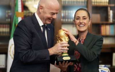 INFANTINO SE REÚNE CON SHEINBAUM PREVIO AL MUNDIAL; LE REGALA RÉPLICA DE LA COPA FIFA