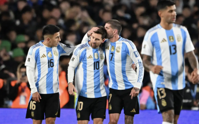 ENTRE LÁGRIMAS, MESSI FIRMA DOBLETE EN SU POSIBLE ADIÓS AL PÚBLICO ARGENTINO