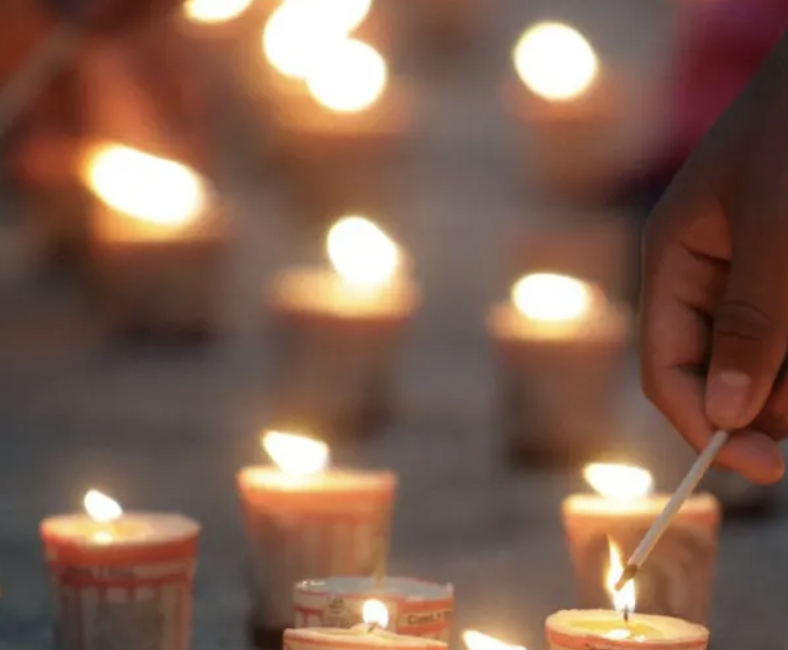 MADRES BUSCADORAS ENCIENDEN VELADORAS FRENTE A PALACIO DE GOBIERNO DE SINALOA