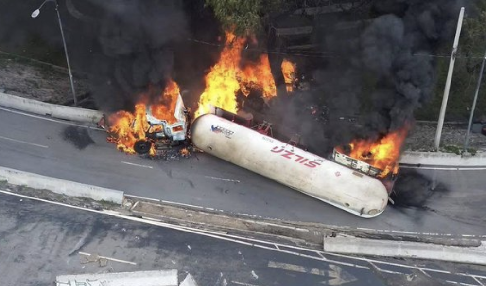 PIPA DE GAS QUE ESTALLÓ IBA A EXCESO DE VELOCIDAD; CHOFER ESTA HERIDO Y BAJO CUSTODIA