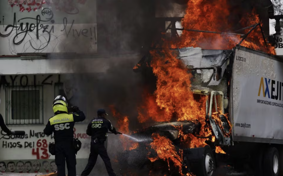 NORMALISTAS DE AYOTZINAPA VANDALIZAN INSTALACIONES DEL CAMPO MILITAR NÚMERO UNO