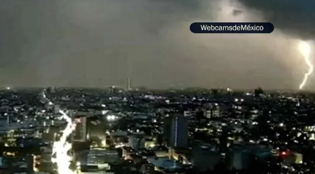CAE RAYO EN TORRE DE CONTROL DEL AEROPUERTO DE LA CDMX E INTERRUMPE OPERACIONES