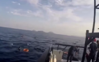 RESCATAN GUARDACOSTAS ITALIANOS A DECENAS DE MIGRANTES; HALLAN DOS MUERTOS