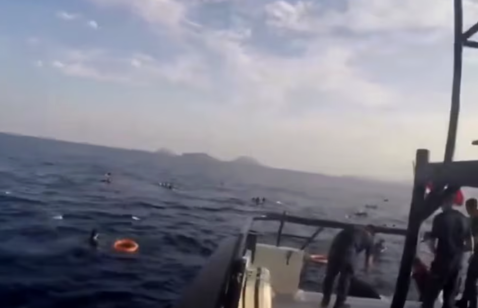 RESCATAN GUARDACOSTAS ITALIANOS A DECENAS DE MIGRANTES; HALLAN DOS MUERTOS