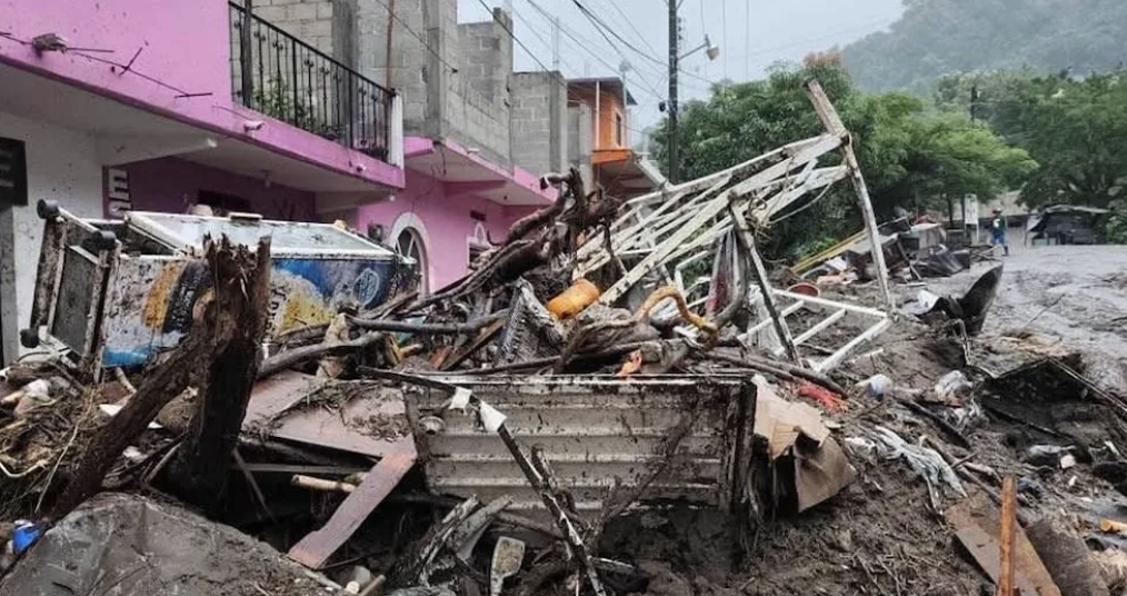 HABITANTES DE HUEHUETLA, HIDALGO, LLEVAN DÍAS INCOMUNICADOS POR DESLAVE DE UN CERRO