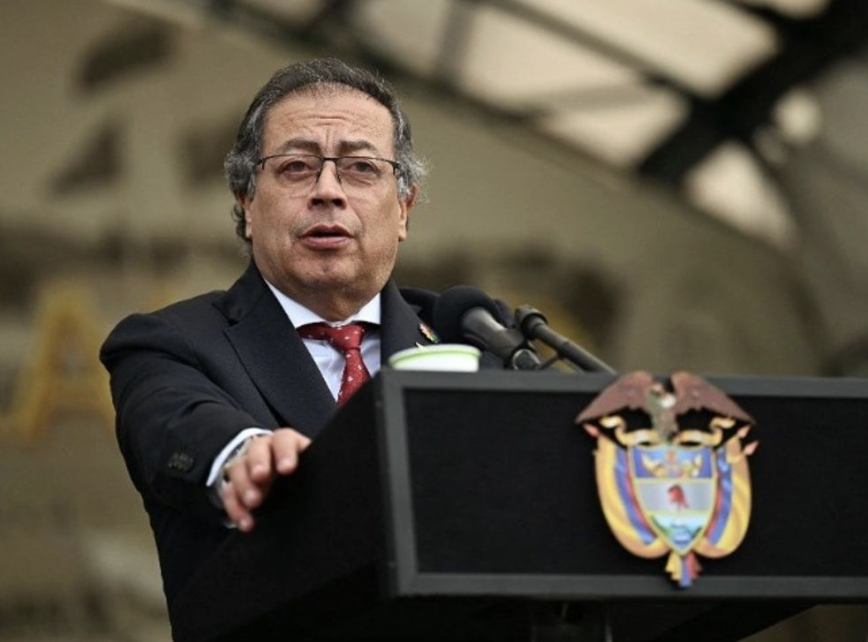 JUSTICIA COLOMBIANA EXONERA A URIBE EN MEDIO DE TENSIONES POLÍTICAS CON PETRO