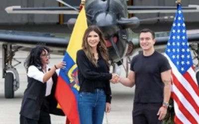 Presidente de Ecuador muestra a Kristi Noem sitios para una base militar de EU contra el narco