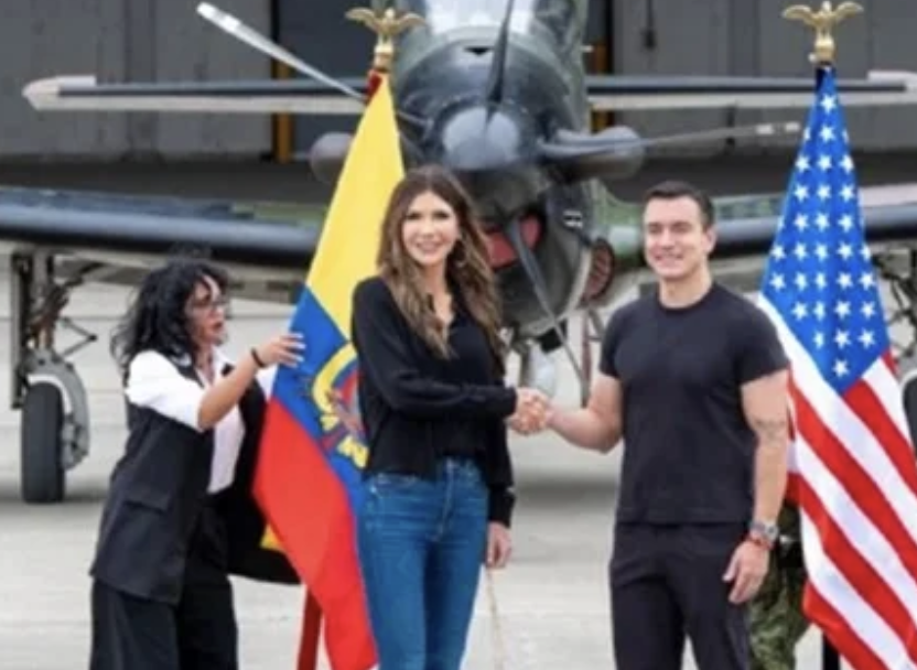 Presidente de Ecuador muestra a Kristi Noem sitios para una base militar de EU contra el narco