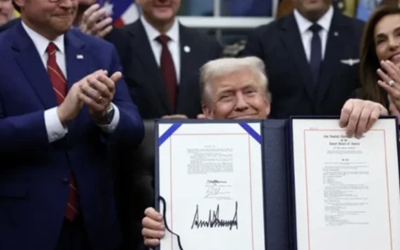 Donald Trump firma ley que acaba con el cierre de gobierno más largo en la historia de EU