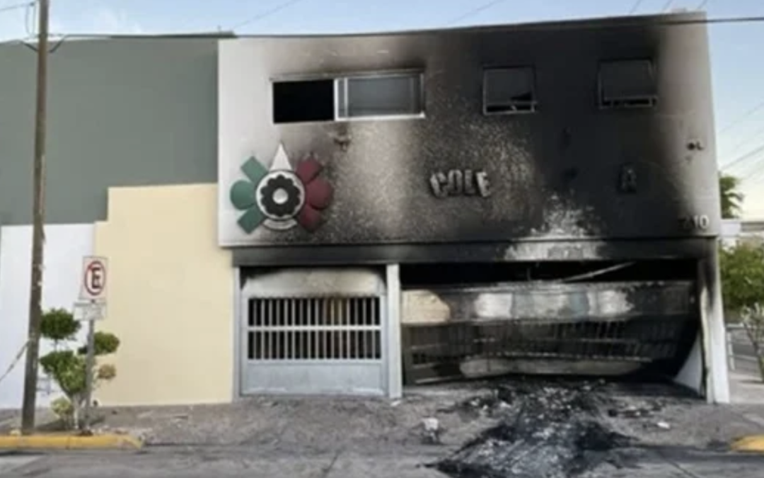 Grupo armado choca vehículo contra entrada e incendia fachada de colegio particular en Culiacán