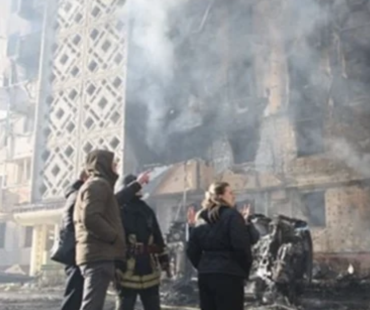 Bombardeo ruso mata a 25 en ciudad ucraniana mientras Zelenskyy se reúne con Erdogan en Turquía