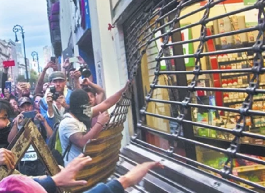 Comercios de CDMX gastan más de 1,000 millones de pesos anuales en protección por marchas