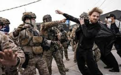 CRECE SOLIDARIDAD DE ESTADOUNIDENSES CON MIGRANTES; LOS ALERTAN CON SILBIDOS SOBRE REDADAS