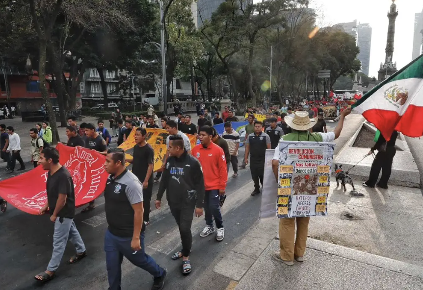 PADRES DE LOS 43 PIDEN A SHEINBAUM RESPUESTA SOBRE PARADERO DE NORMALISTAS