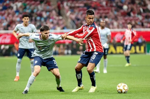 Guadalajara y Cruz Azul empatan sin goles en la ida de cuartos de final de la Liga Mx