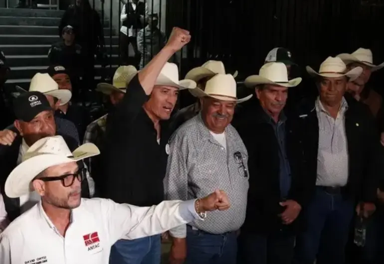 CAMPESINOS Y TRANSPORTISTAS LEVANTAN BLOQUEOS TRAS LLEGAR A UN ACUERDO CON SEGOB