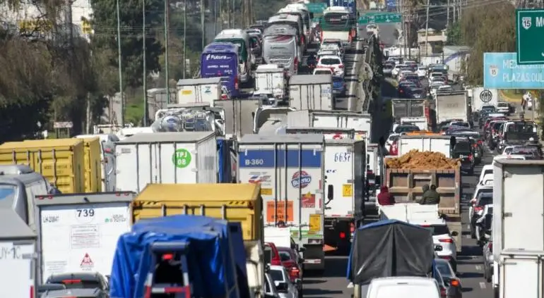 CAMPESINOS Y TRANSPORTISTAS BLOQUEAN CARRETERAS; PROTESTAN POR LEY DE AGUAS E INSEGURIDAD