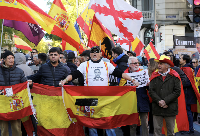 MÁS DE 40 MIL DERECHISTAS PROTESTAN EN MADRID CONTRA LA CORRUPCIÓN DEL GOBIERNO