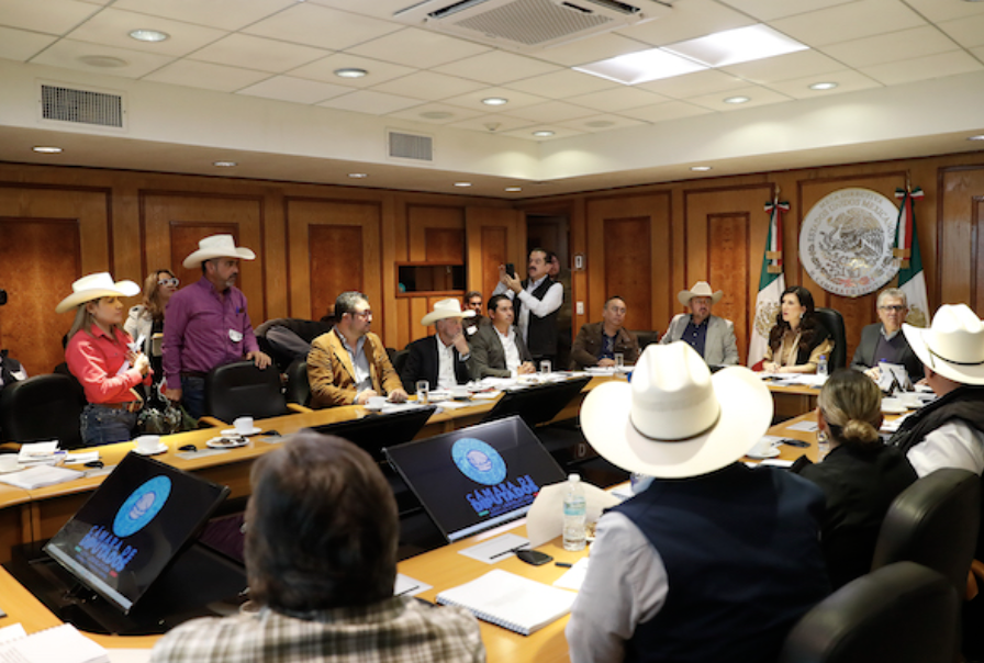 SE REÚNE KENIA LÓPEZ RABADÁN CON PRODUCTORES PARA ANALIZAR LA NUEVA LEY DE AGUAS