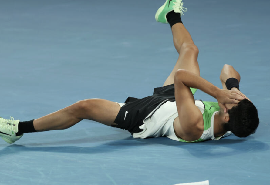 EL TENISTA CARLOS ALCARAZ GANA A DJOKOVIC Y CONQUISTA SU PRIMER ABIERTO DE AUSTRALIA