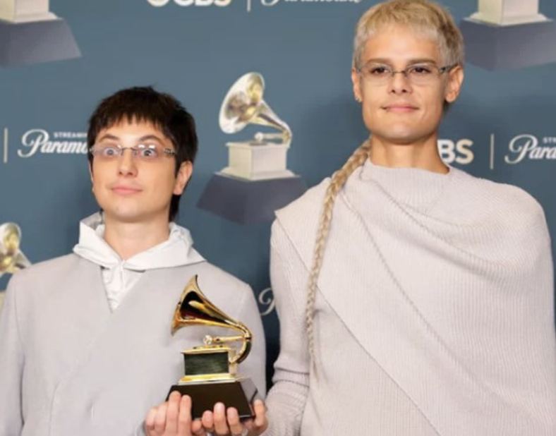 CA7RIEL & PACO AMOROSO GANAN PRIMER GRAMMY DE SU CARRERA POR SU ÁLBUM DE ROCK