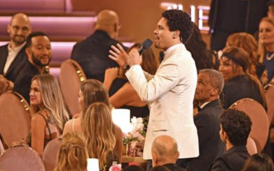 TRUMP AMENAZA CON DEMANDAR AL PRESENTADOR DE LOS PREMIOS GRAMMY POR VINCULARLO CON EPSTEIN