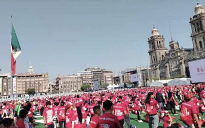 CELEBRA SHEINBAUM RÉCORD GUINNESS POR LA CLASE DE FUTBOL MASIVA EN EL ZÓCALO