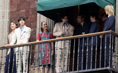 BTS SALUDA A MILES DE FANS DESDE UNO DE LOS BALCONES DE PALACIO NACIONAL