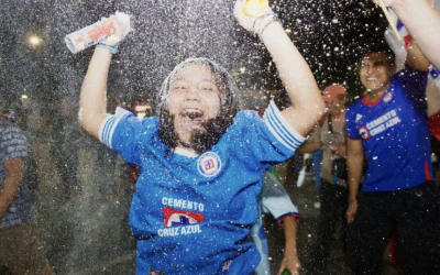 LA AFICIÓN CEMENTERA CELEBRA TÍTULO DE CRUZ AZUL EN EL ÁNGEL DE LA INDEPENDENCIA