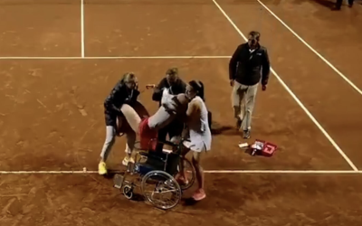 EL CALOR ROMPE ROLAND GARROS; UN TENISTA COLAPSA Y ABANDONA LA CANCHA EN SILLA DE RUEDAS
