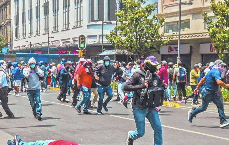 MAESTROS DE LA CNTE ENDURECEN PROTESTAS; VANDALIZARON INSTALACIONES DE LA SEP