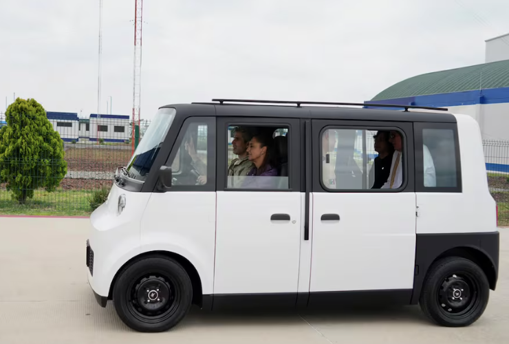 SHEINBAUM MANEJA EL PRIMER VEHÍCULO ELÉCTRICO MEXICANO: OLINIA 1; COSTARÁ 150 MIL PESOS