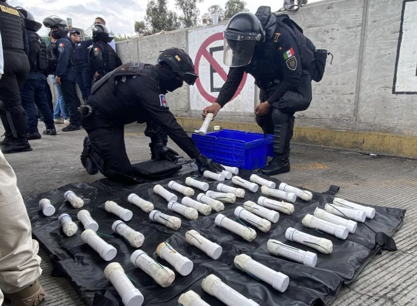 POLICÌAS DE LA CDMX INCAUTAN ARTEFACTOS EXPLOSIVOS A LOS DE AYOTZINAPA QUE VIENEN A APOYAR A LA CNTE