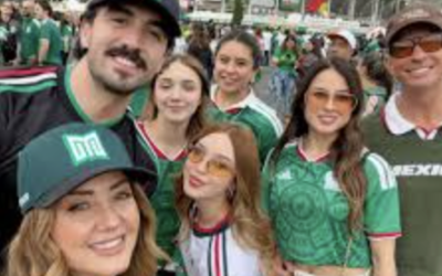 MUY MODERNOS: ANDREA LEGARRETA Y ERIK RUBÍN ASISTEN AL PARTIDO CON SUS PAREJAS E HIJAS