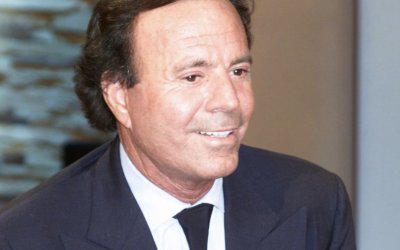 EL CANTANTE JULIO IGLESIAS DEMANDA A VICEPRESIDENTA ESPAÑOLA Y A LA PRENSA POR “DAÑO MORAL”