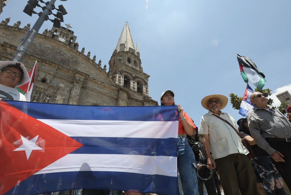 MILES DE ACTIVISTAS MARCHAN EN GUADALAJARA PARA SOLIDARIZARSE CON CUBA Y PALESTINA