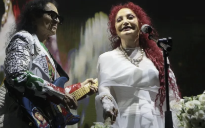 ALEX Y CHELA LORA RENUEVAN VOTOS SUS MATRIMONIALES EN CONCIERTO DE `EL TRI` EN CDMX