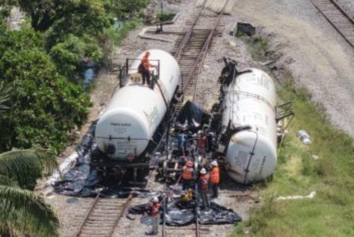 EVACÚAN A 500 PERSONAS POR VOLCADURA DE FERROTANQUE CON 77 MIL LITROS DE COMBUSTIBLES