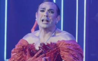 ERNESTO D’ALESSIO SE TRANSFORMA EN SU MAMÁ EN MENTIDRAGS; FANS NOTAN PARECIDO CON LA LEONA DORMIDA
