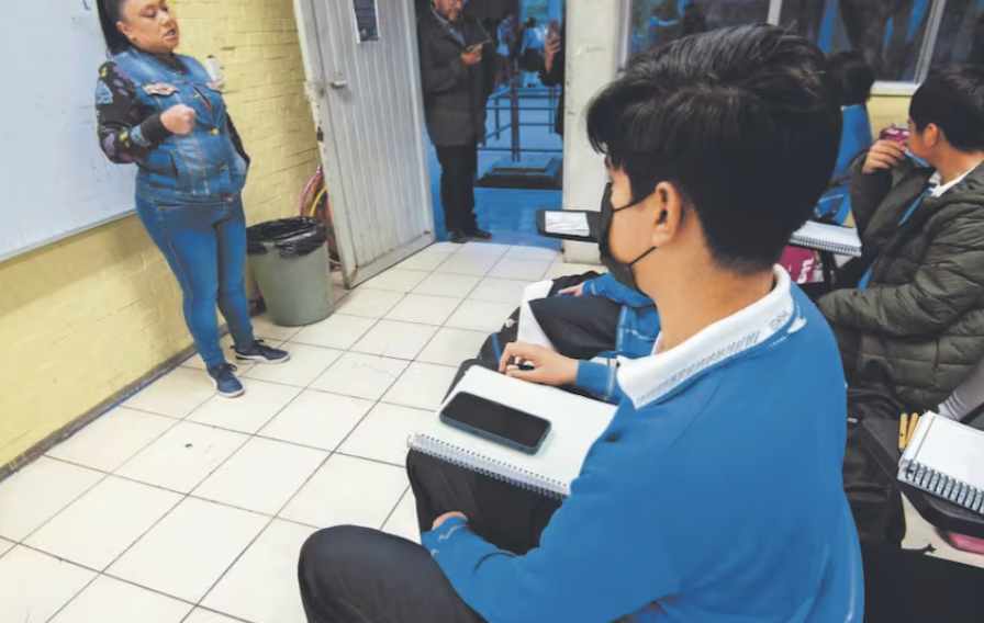 PREVÉN APLICAR RESTRICCIONES EN EL USO DE TELÈFONOS CELULARES EN LOS SALONES DE CLASE