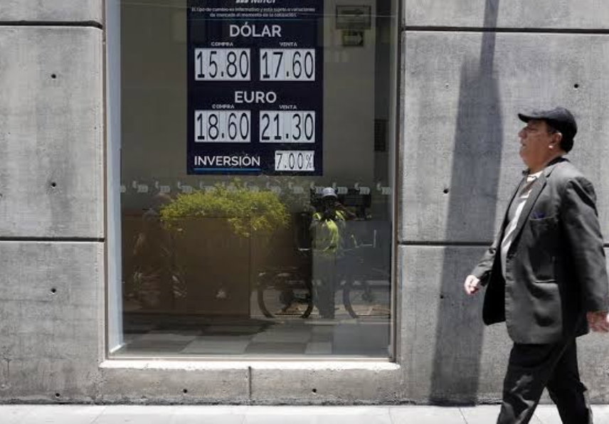 LA DIVISA MEXICANA ROMPE LA BARRERA DE 17 PESOS POR DÓLAR;  SU MEJOR NIVEL DESDE MAYO DE 2024