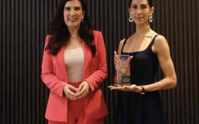 KENIA LÓPEZ RABADÁN ENTREGA RECONOCIMIENTO A LA BAILARINA DE BALLET ELISA CARRILLO CABRERA