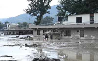 INUNDACIONES EN NEPAL Y CHINA DEJAN MÁS DE 90 MUERTOS Y 400 PEREGRINOS DESAPARECIDOS 